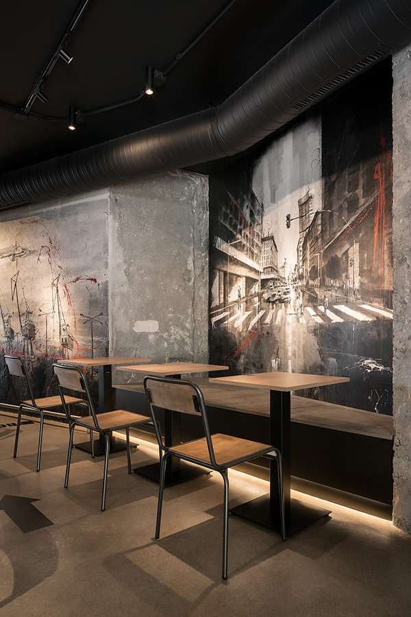 Detalle de mesas en establecimiento de hostelería