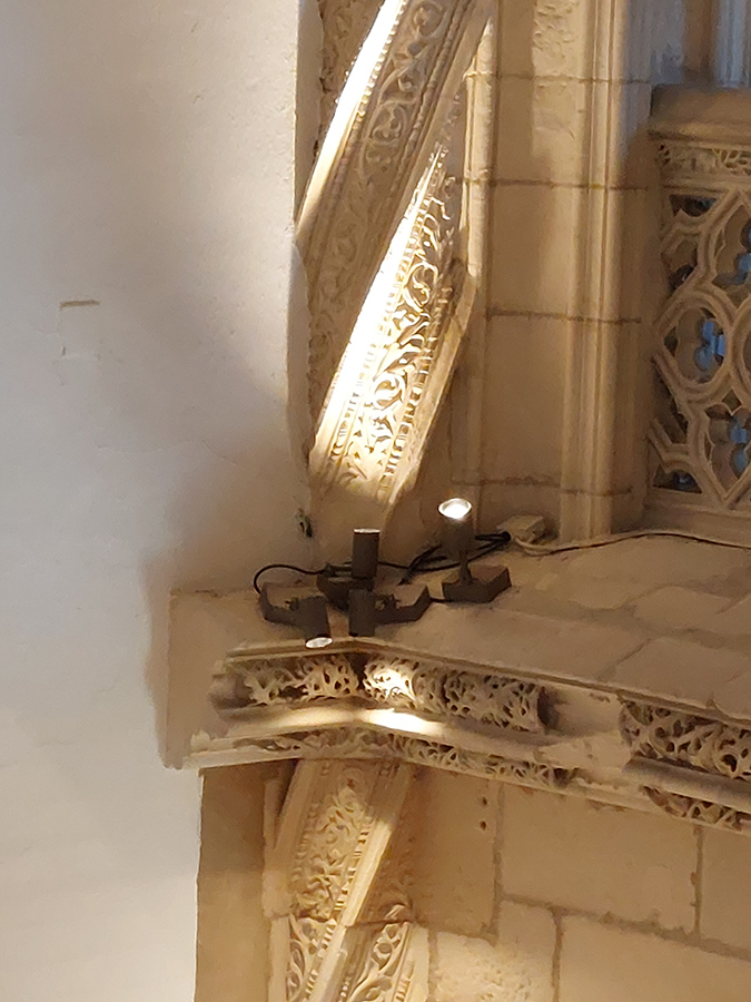 Detalle de iluminación en establecimiento hotelero histórico