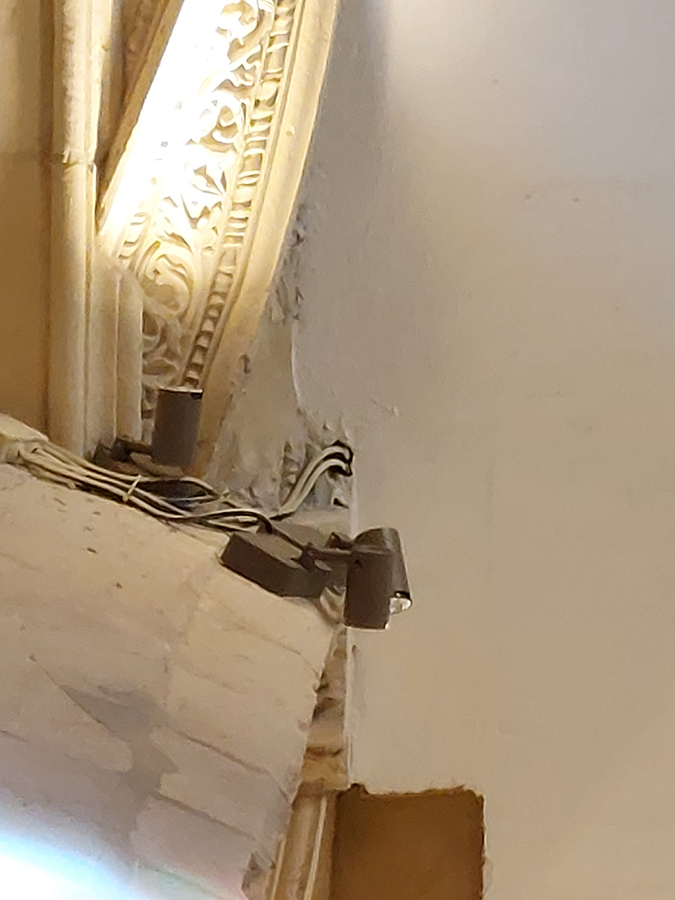 Detalle de iluminación en establecimiento hotelero histórico