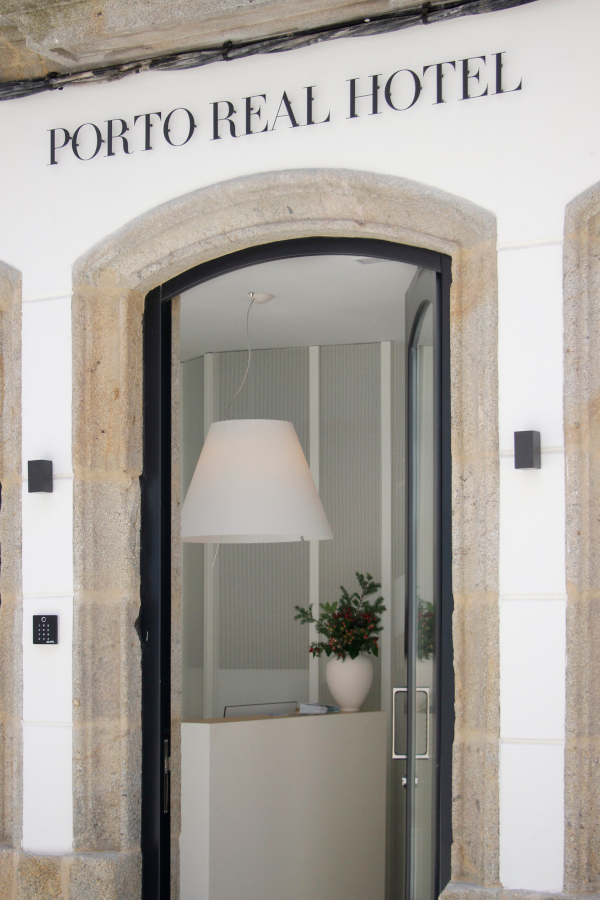 entrada hotel, con lampara suspendida sobre mostrador