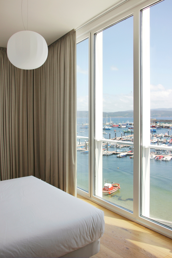 lámpara suspendida sobre cama