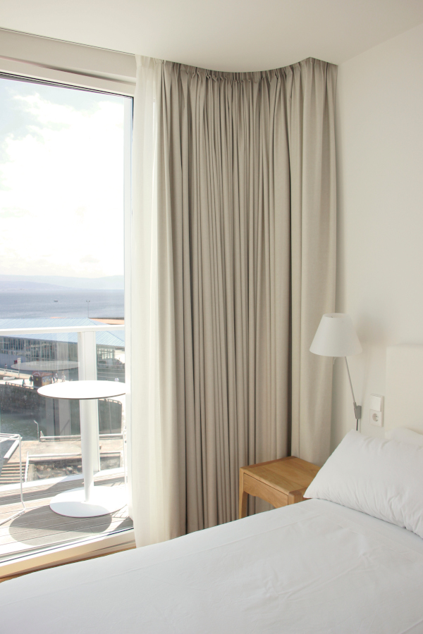 aplique iluminación mesilla noche lado ventana