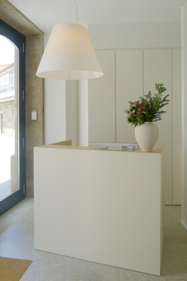 lámpara suspendida sobre mostrador